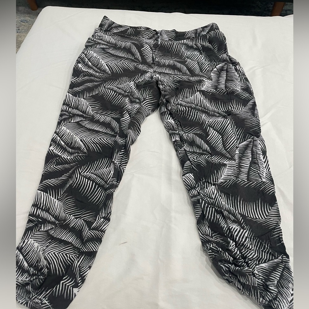 Gap white and black patterned pants